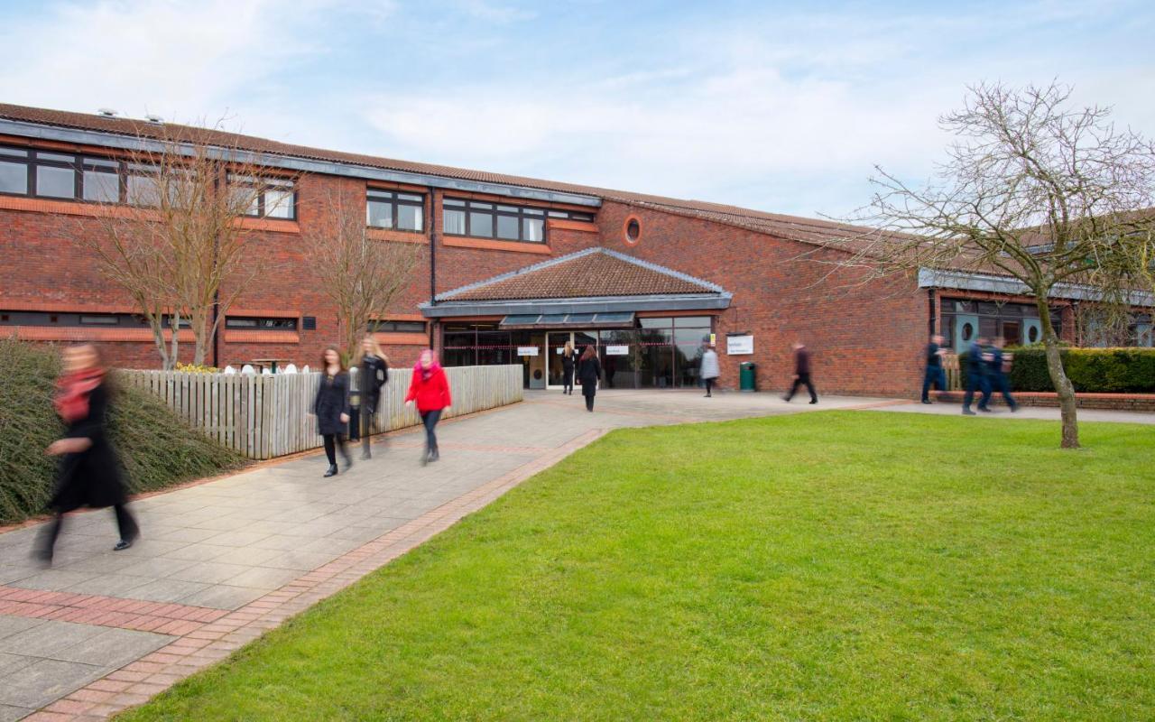 Отель Yarnfield Park Training And Conference Centre Стоун Экстерьер фото